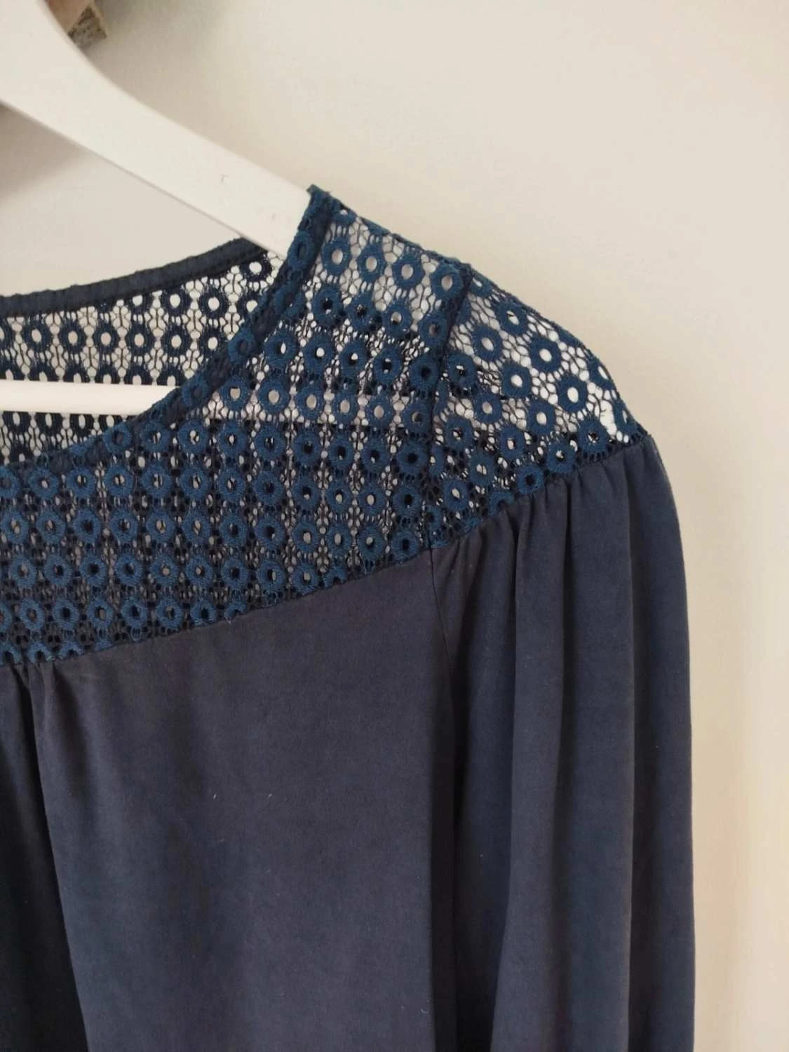 🔥Blusa azul marino con encaje – mangas 3/4 - Cache Cache Mujer Talla M / – photo 2